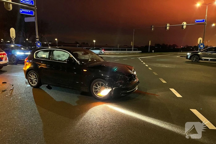 Kerende auto geramd, uitval verkeerslichten tot gevolg