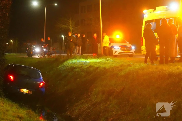 Auto raakt van de weg en belandt in sloot