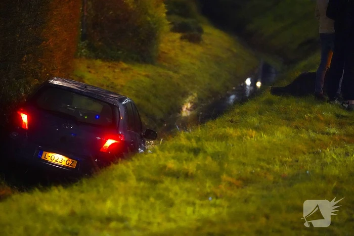 Auto raakt van de weg en belandt in sloot