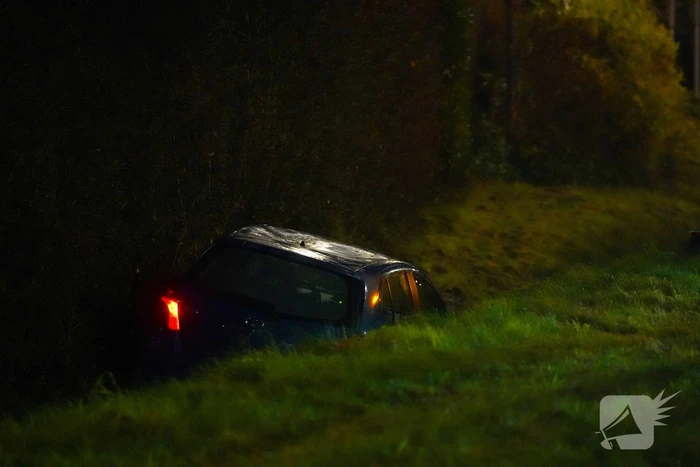Auto raakt van de weg en belandt in sloot