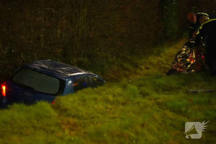 Auto raakt van de weg en belandt in sloot