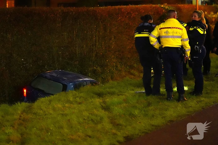 Auto raakt van de weg en belandt in sloot