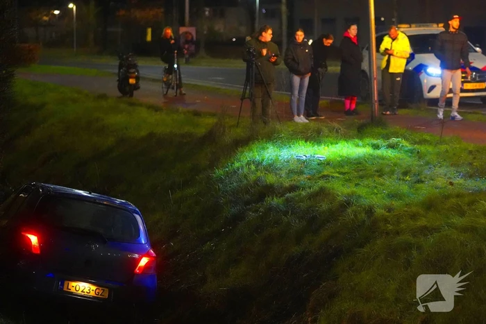 Auto raakt van de weg en belandt in sloot