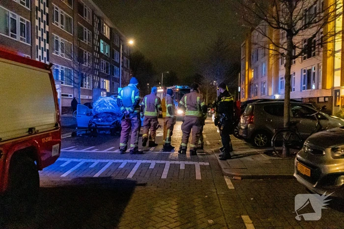 Rook vanonder motorkap eindigt in uitgebrand motorcompartiment
