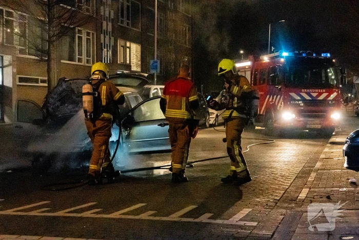 Rook vanonder motorkap eindigt in uitgebrand motorcompartiment