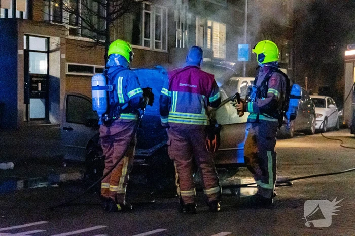 Rook vanonder motorkap eindigt in uitgebrand motorcompartiment