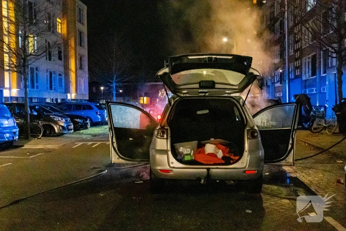 Rook vanonder motorkap eindigt in uitgebrand motorcompartiment