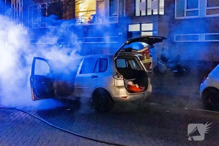 Rook vanonder motorkap eindigt in uitgebrand motorcompartiment