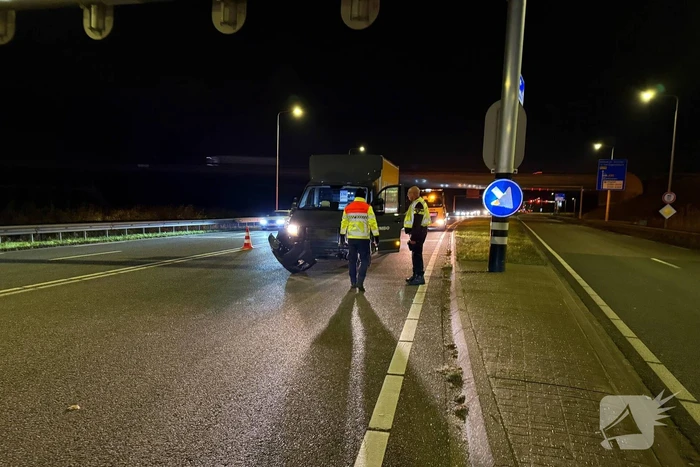 Bakwagen en personenauto komen met elkaar in botsing