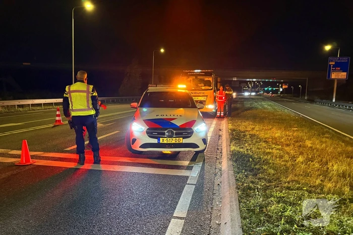 Bakwagen en personenauto komen met elkaar in botsing