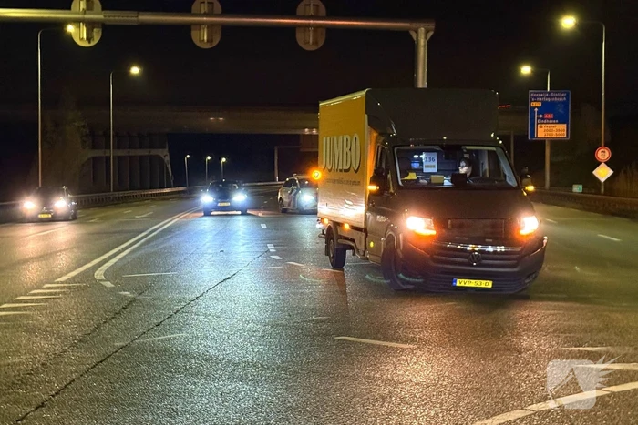 Bakwagen en personenauto komen met elkaar in botsing