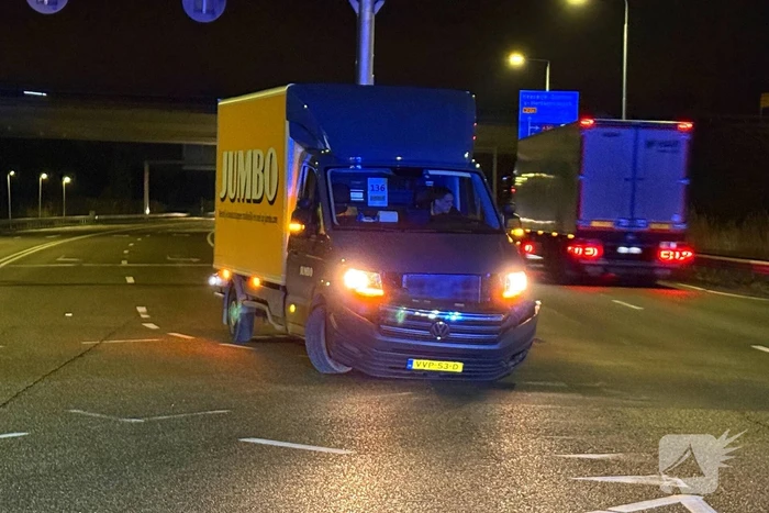 Bakwagen en personenauto komen met elkaar in botsing