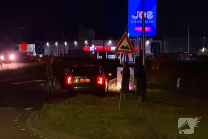 Bakwagen en personenauto komen met elkaar in botsing