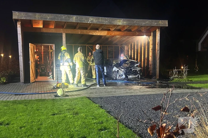 Auto vliegt in brand onder carport