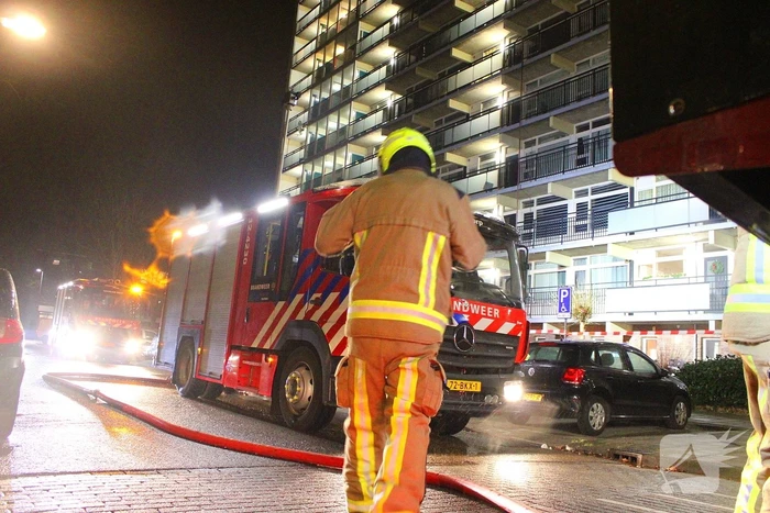 Uitslaande brand verwoest flatwoning