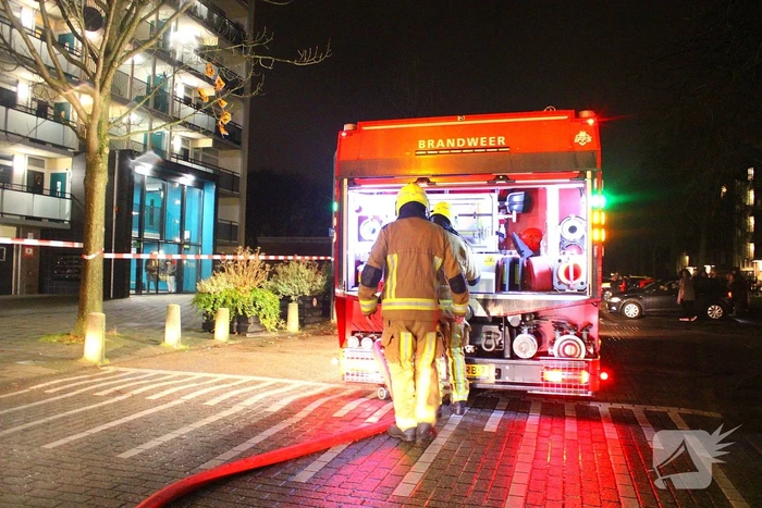 Uitslaande brand verwoest flatwoning
