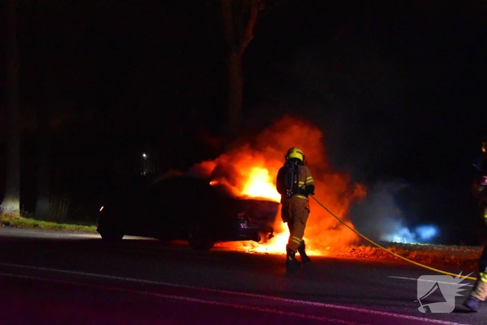 Auto volledig verwoest door brand