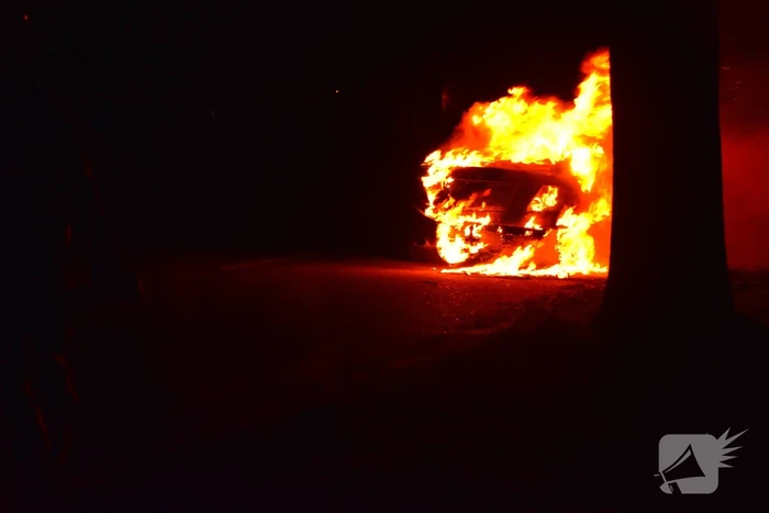 Auto volledig verwoest door brand