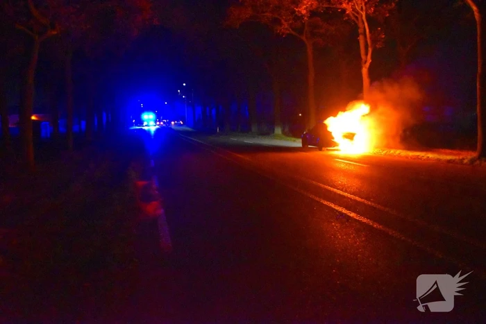Auto volledig verwoest door brand