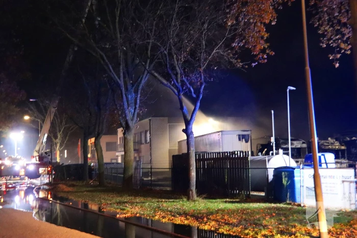 Vijf vrachtwagen total-loss verklaard door brand