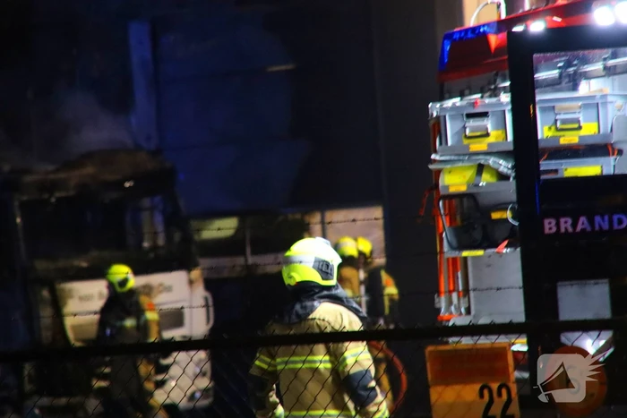 Vijf vrachtwagen total-loss verklaard door brand