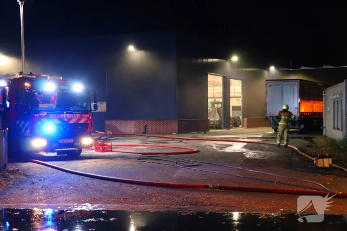 Vijf vrachtwagen total-loss verklaard door brand