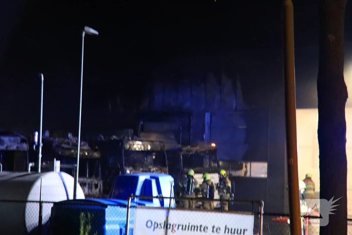 Vijf vrachtwagen total-loss verklaard door brand