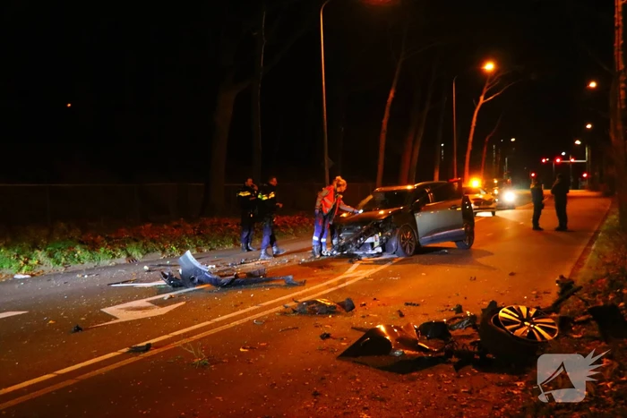 Auto total-loss na botsing met boom