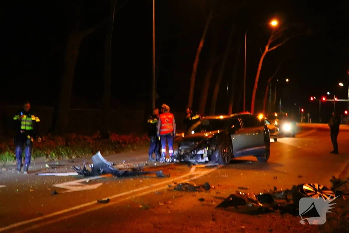 Auto total-loss na botsing met boom