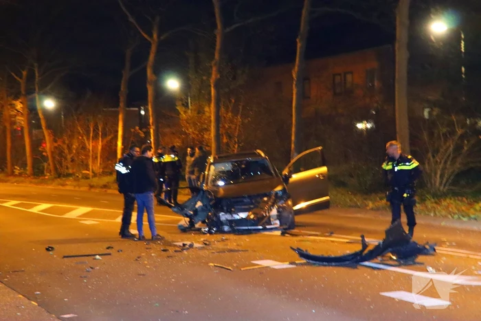 Auto total-loss na botsing met boom