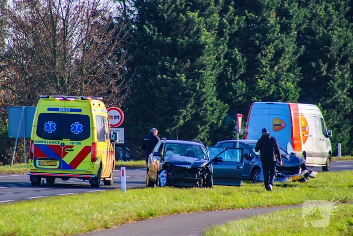 Toevallig passerende ambulance meldt frontale aanrijding