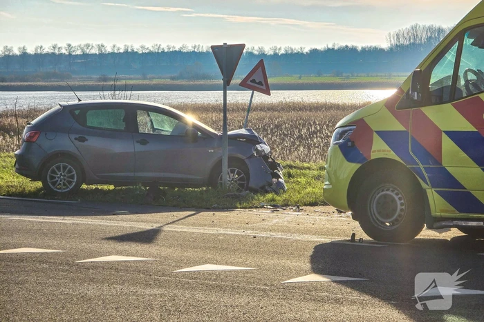 Toevallig passerende ambulance meldt frontale aanrijding