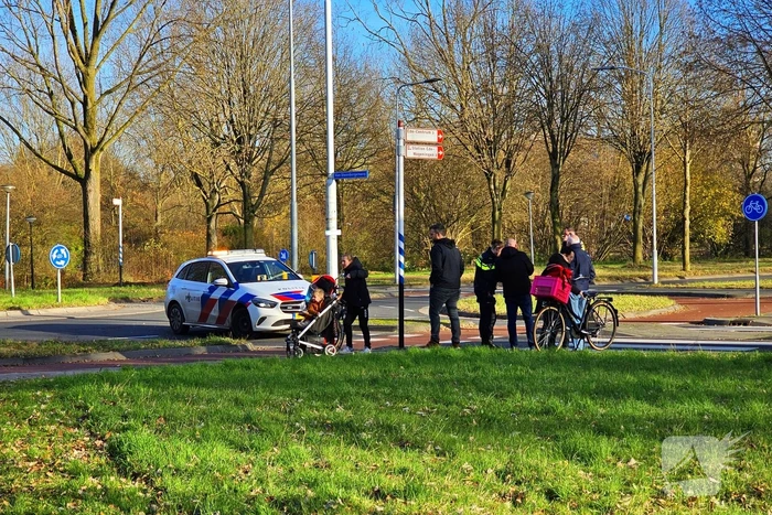 Fietsster aangereden op rotonde