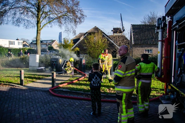 Brandweer blust brand in container