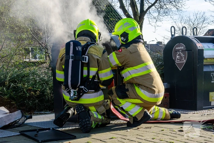 Brandweer blust brand in container