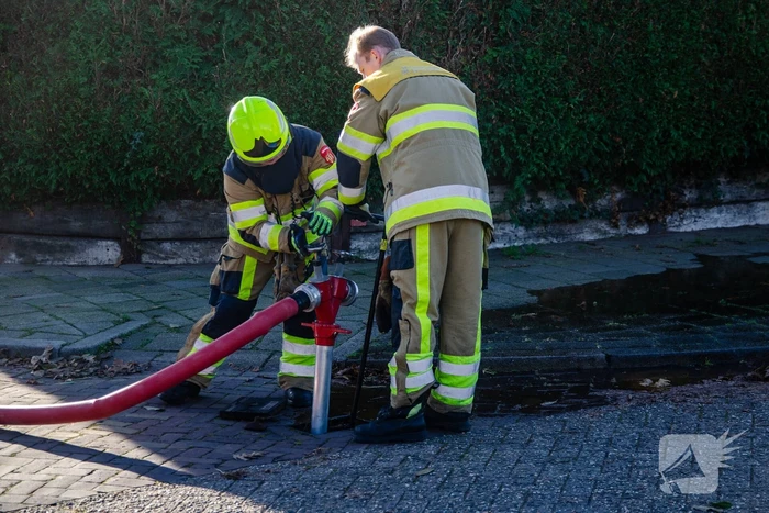 Brandweer blust brand in container