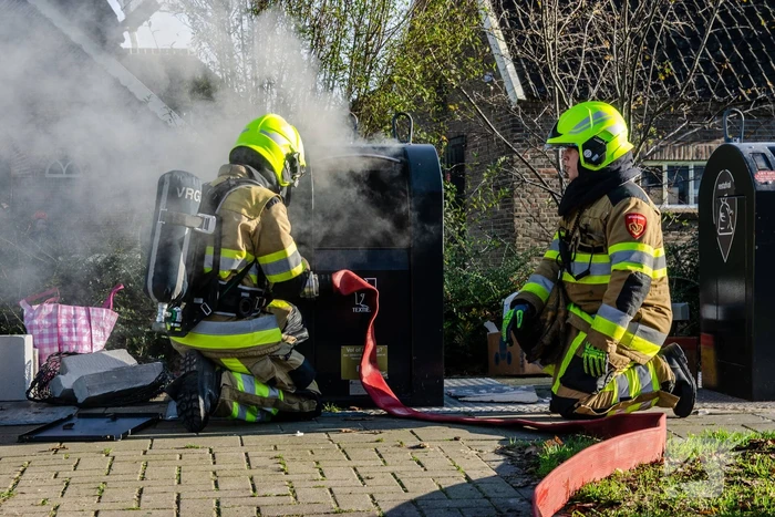 Brandweer blust brand in container