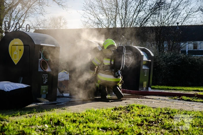 Brandweer blust brand in container