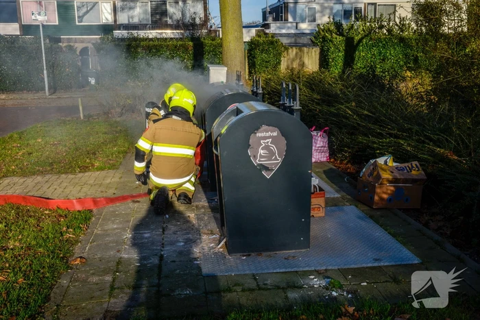 Brandweer blust brand in container