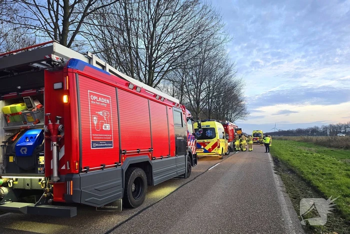 Automobilist zwaargewond bij aanrijding met boom