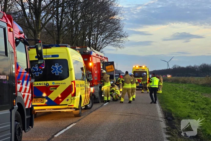 Automobilist zwaargewond bij aanrijding met boom