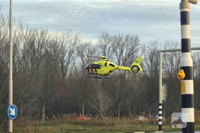 Automobilist zwaargewond bij aanrijding met boom
