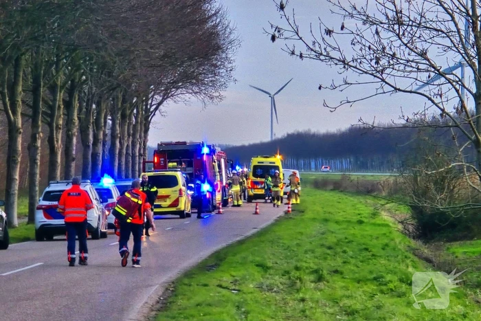 Automobilist zwaargewond bij aanrijding met boom