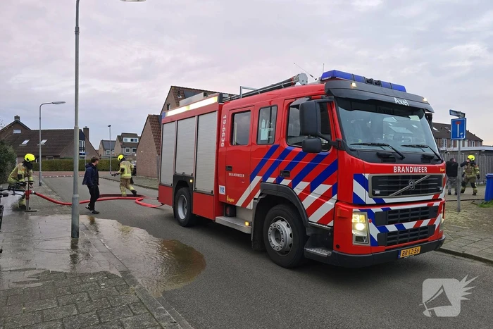 Brandweer blust brand in achtertuin