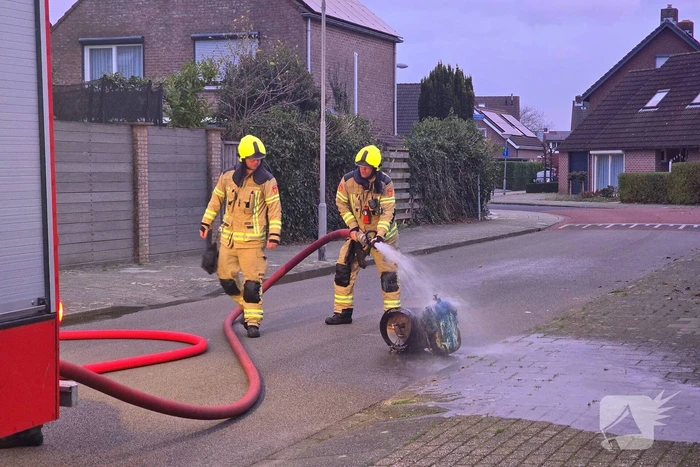 Brandweer blust brand in achtertuin