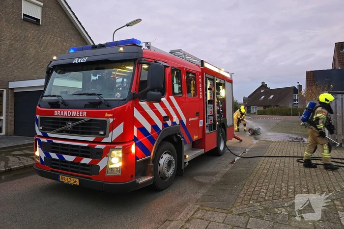 Brandweer blust brand in achtertuin