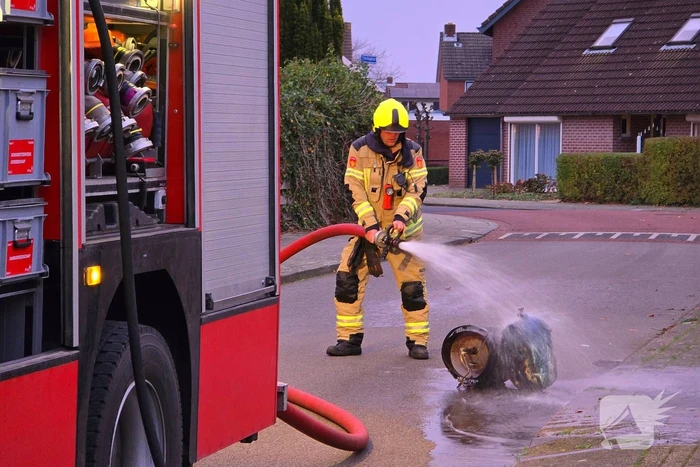 Brandweer blust brand in achtertuin