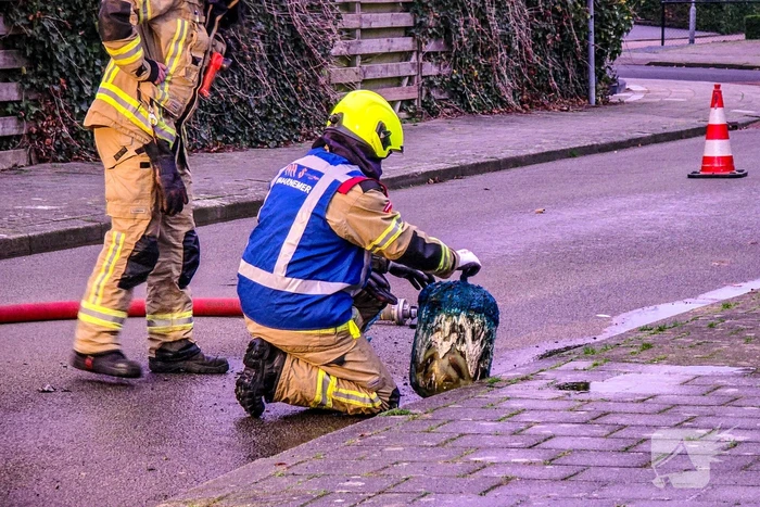 Brandweer blust brand in achtertuin