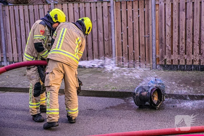 Brandweer blust brand in achtertuin