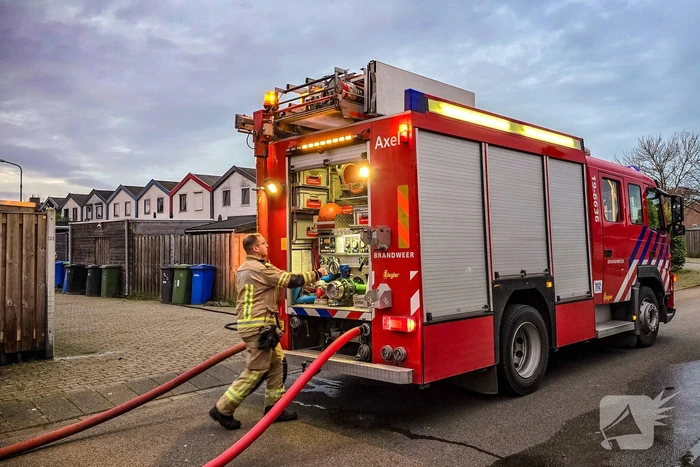 Brandweer blust brand in achtertuin